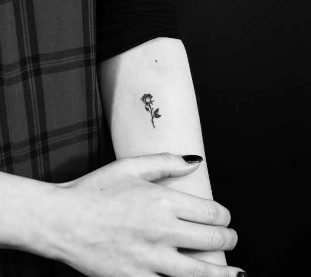 Tatuaggio con rosa piccolo sul braccio