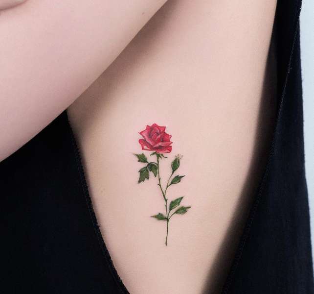 Tatuaggio con rosa rossa