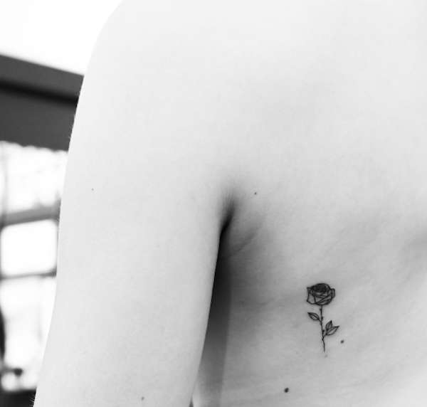 Tatuaggio con rosa sul fianco