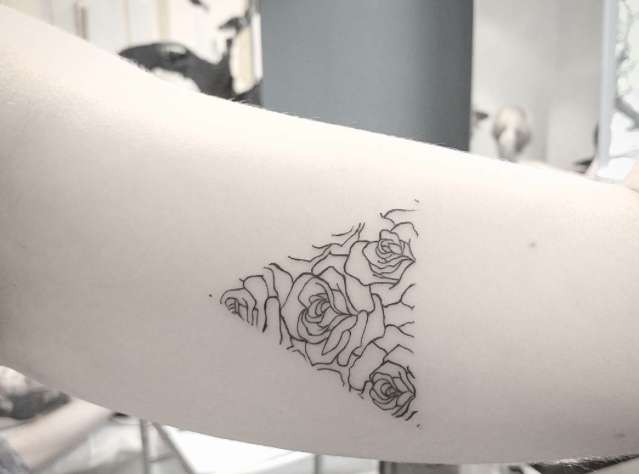 Tatuaggio geometrico con rose