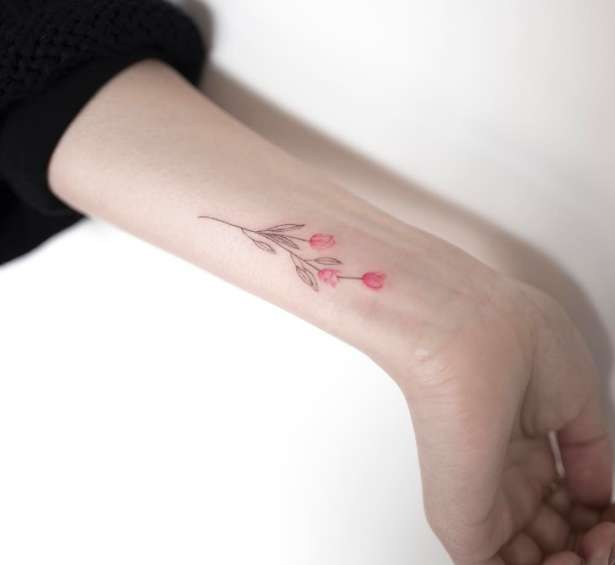 Tatuaggio piccole rose rosse polso