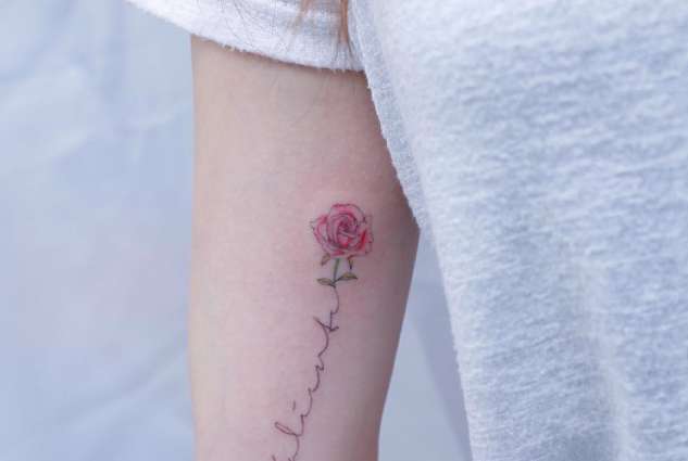 Tatuaggio rosa con scritta per gambo
