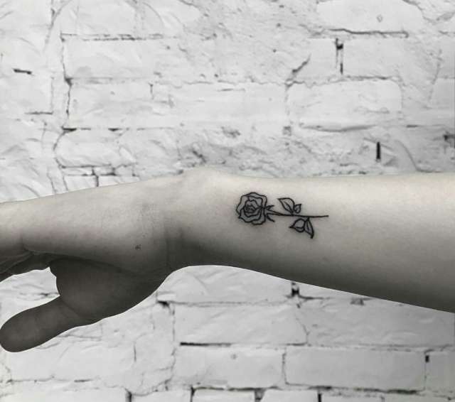 Tatuaggio stilizzato con piccola rosa