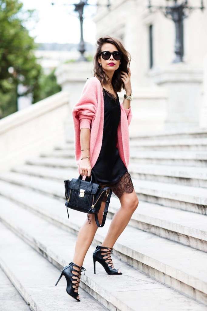 Vestito nero e cardigan rosa