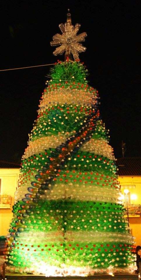 Albero di Natale di bottiglie