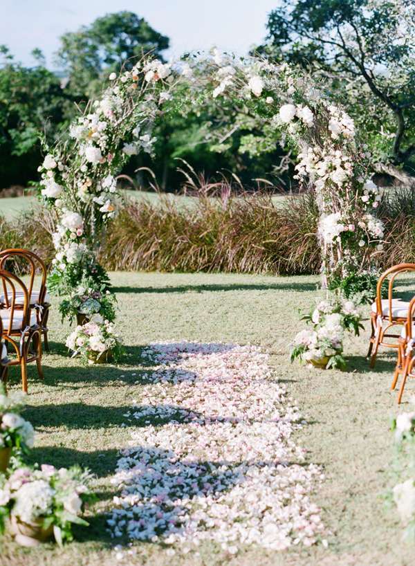 Altare con fiori e petali