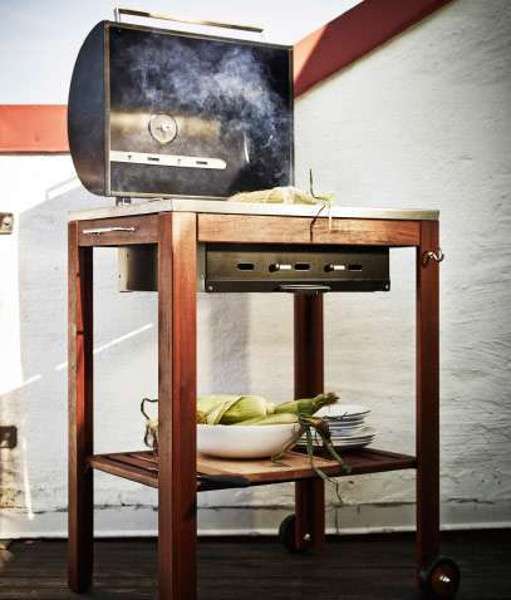 Barbecue con base in legno IKEA