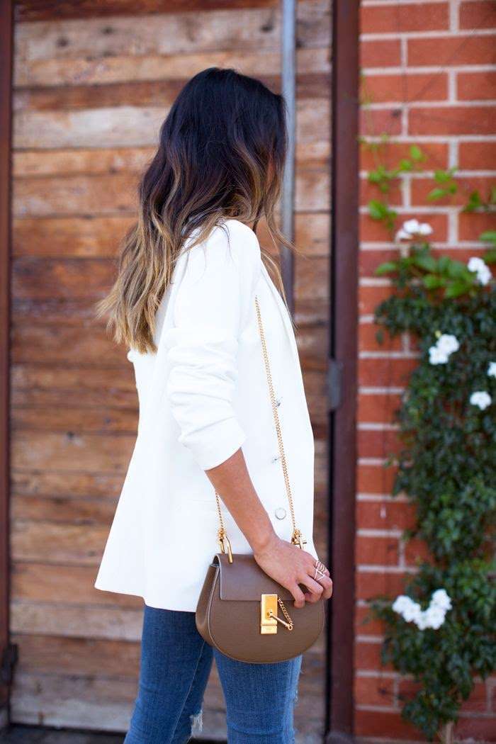 Blazer bianco e borsa marrone