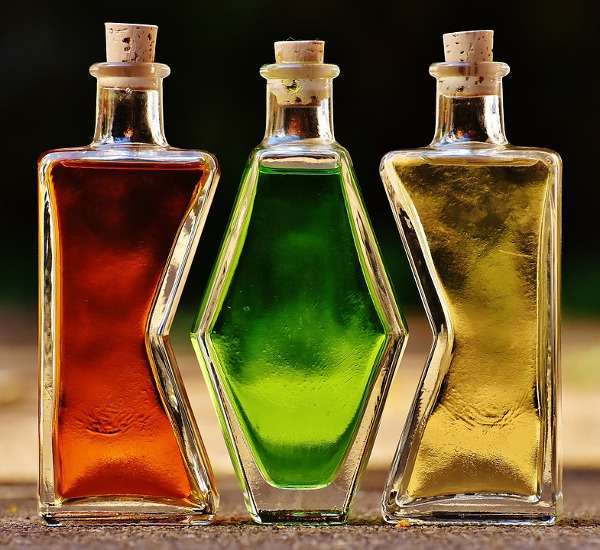 Bottiglie colorate da esporre