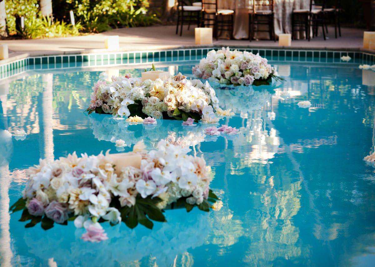Candele e fiori per decorare la piscina