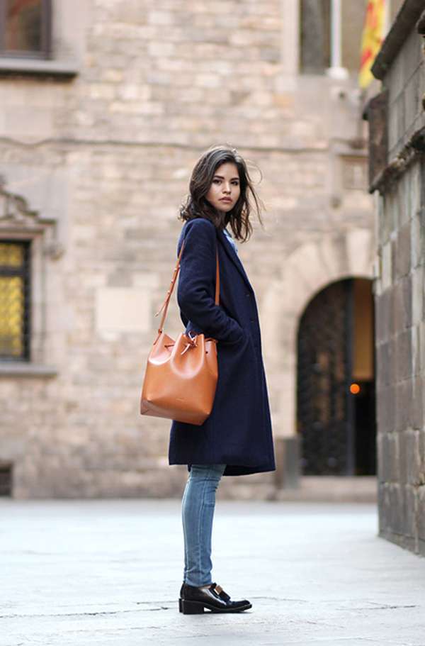 Cappotto blu e borsa marrone