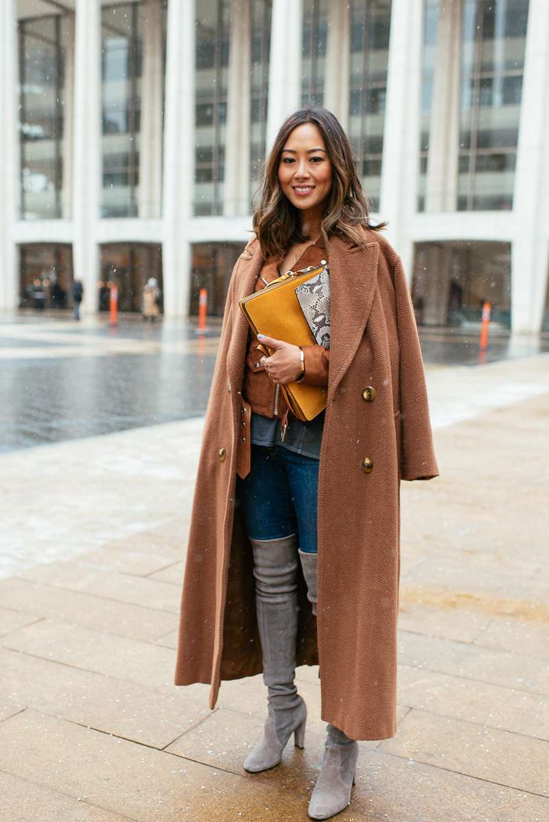 Cappotto marrone e clutch beige