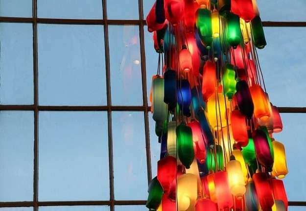 Cascata di luce con bottiglie di plastica