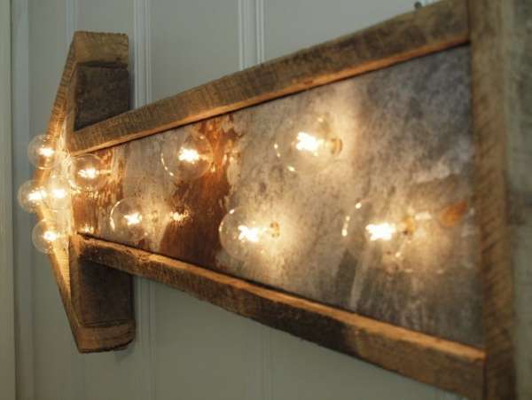 Elegante lampada da muro in legno