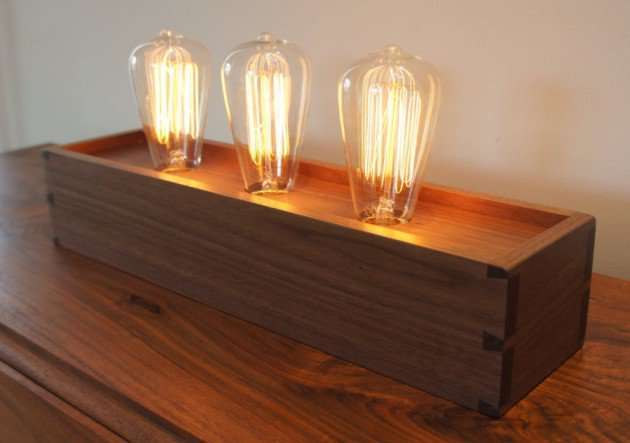 Lampada da tavolo semplice in legno
