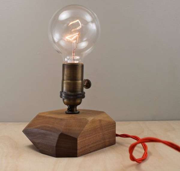 Lampada in legno con lampadina old style