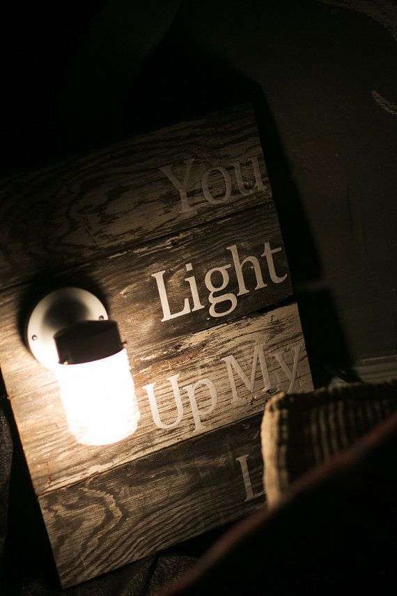 Lampada in legno con scritta