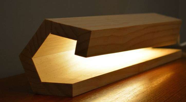 Lampada in legno da tavolo elegante