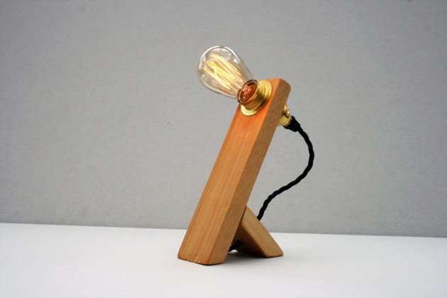 Lampadina e lampada in legno