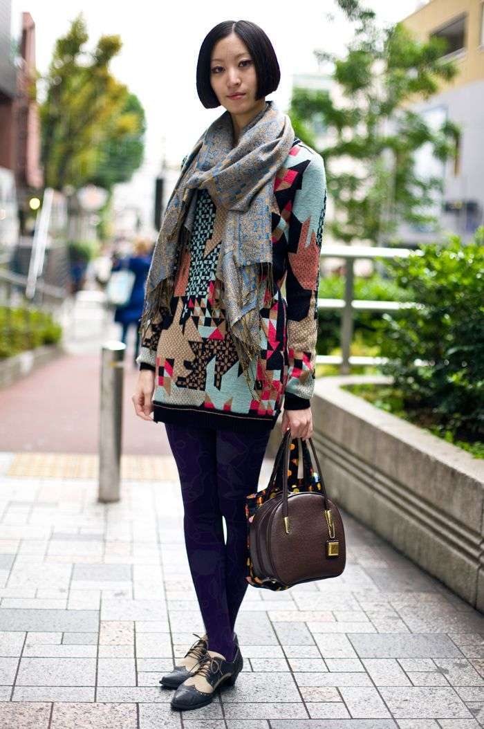 Look colorato con borsa marrone scuro