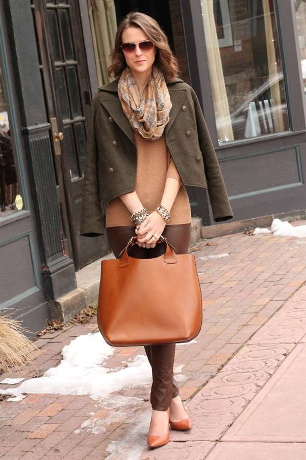 Look con borsa caramello