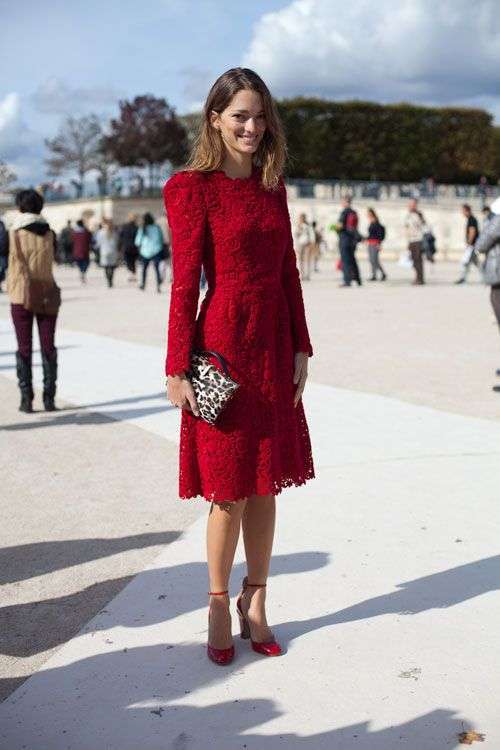 Look con scarpe rosse e borsa a contrasto