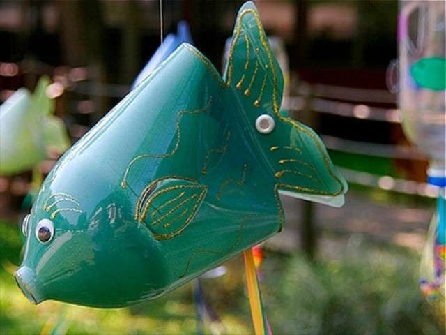 Pesce decorativo con bottiglia di plastica