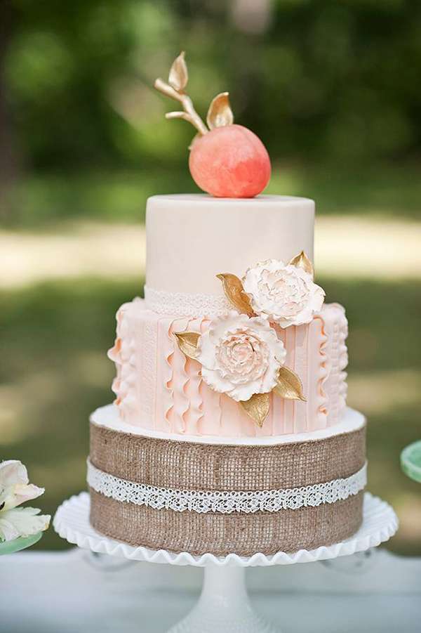 Torta nuziale con decorazioni in juta