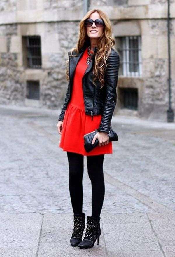 Vestito rosso e calze nere