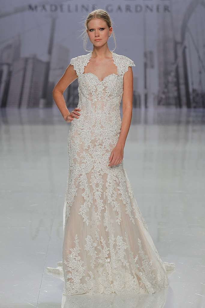 Abito da sposa con carrè in pizzo Morilee
