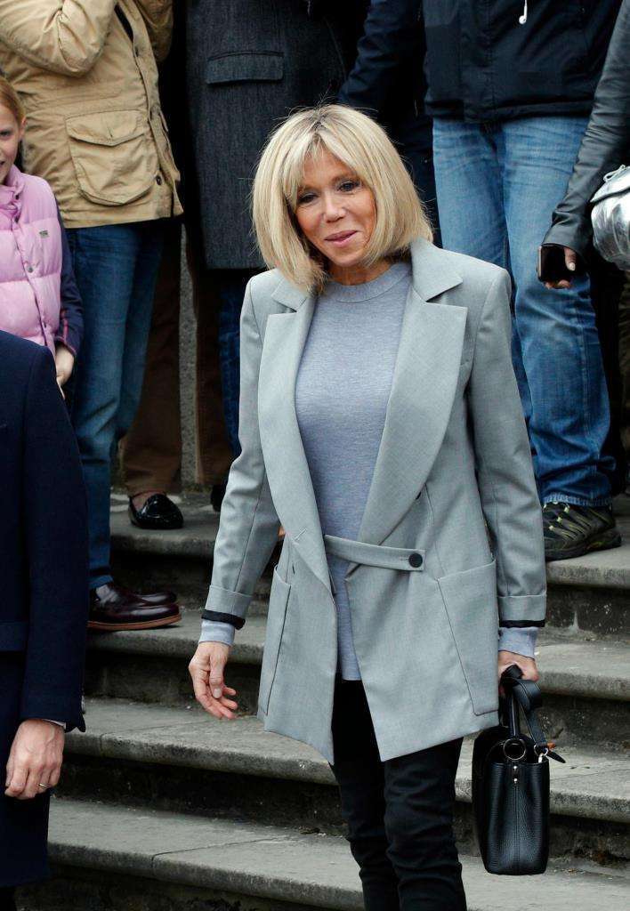 Brigitte Trogneux con blazer grigio nel giorno del voto