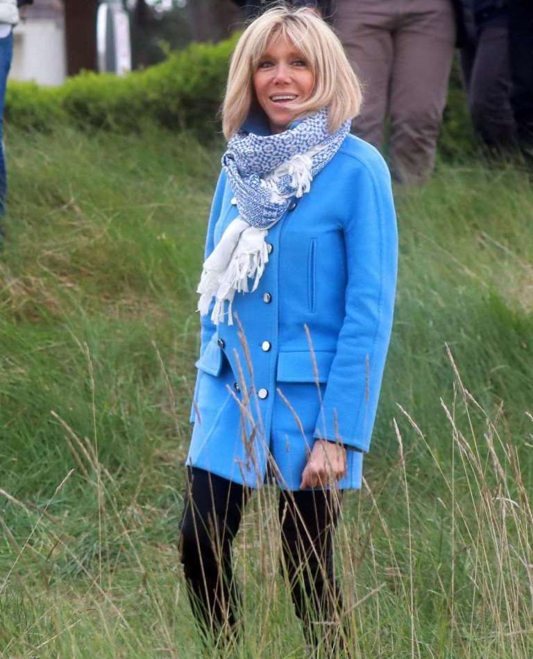 Brigitte Trogneux con cappotto azzurro