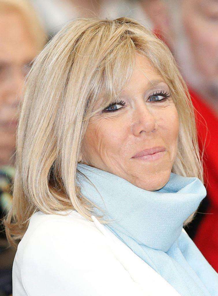 Brigitte Trogneux con foulard turchese