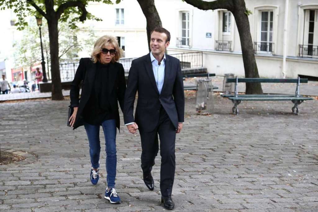 Brigitte Trogneux con jeans e blazer nero
