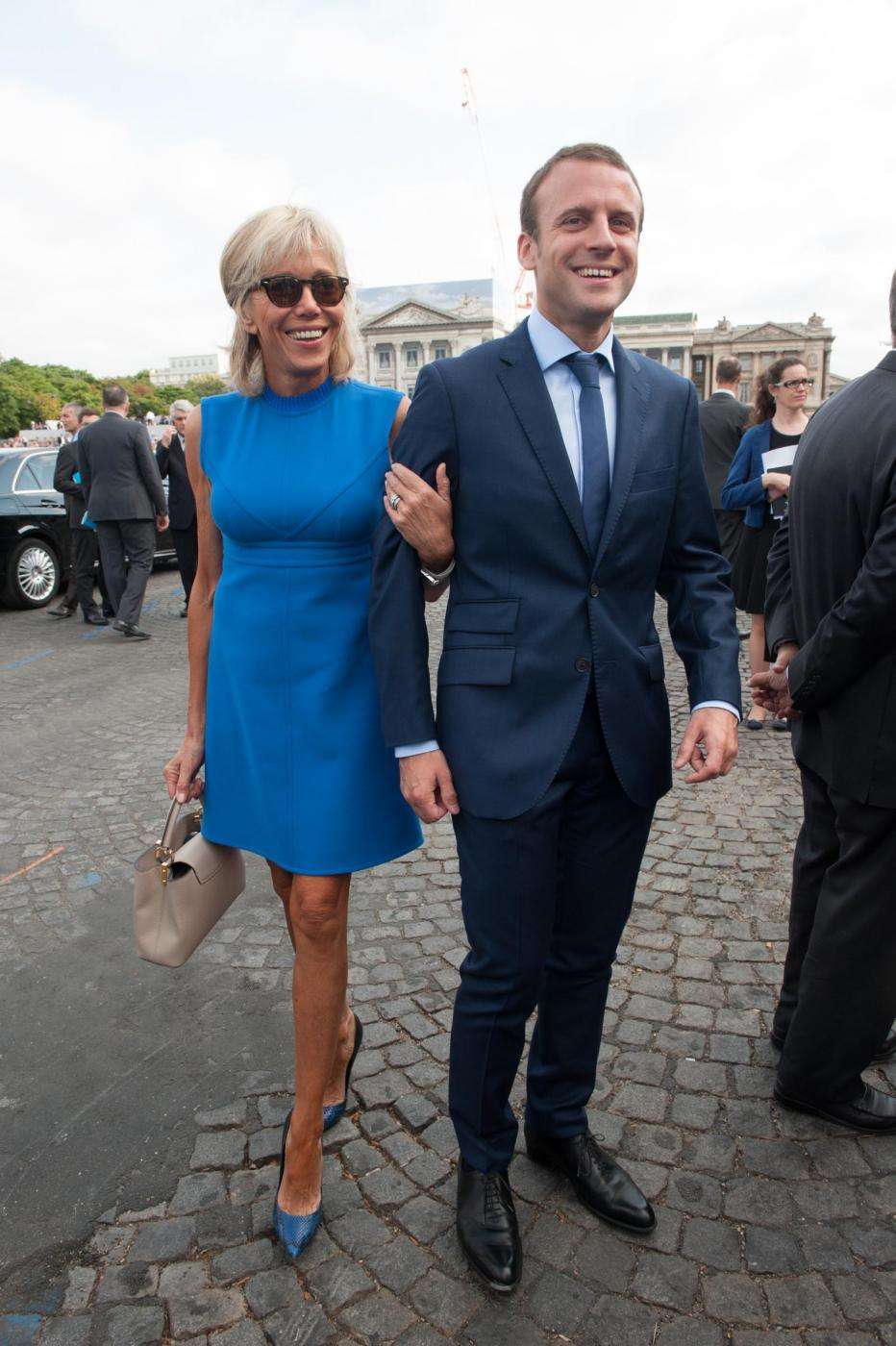 Brigitte Trogneux con minidress azzurro