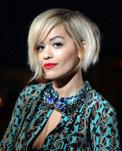 Caschetto asimmetrico per Rita Ora