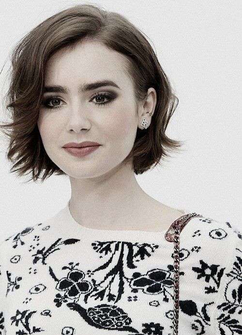 Caschetto mosso su viso tondo come Lily Collins