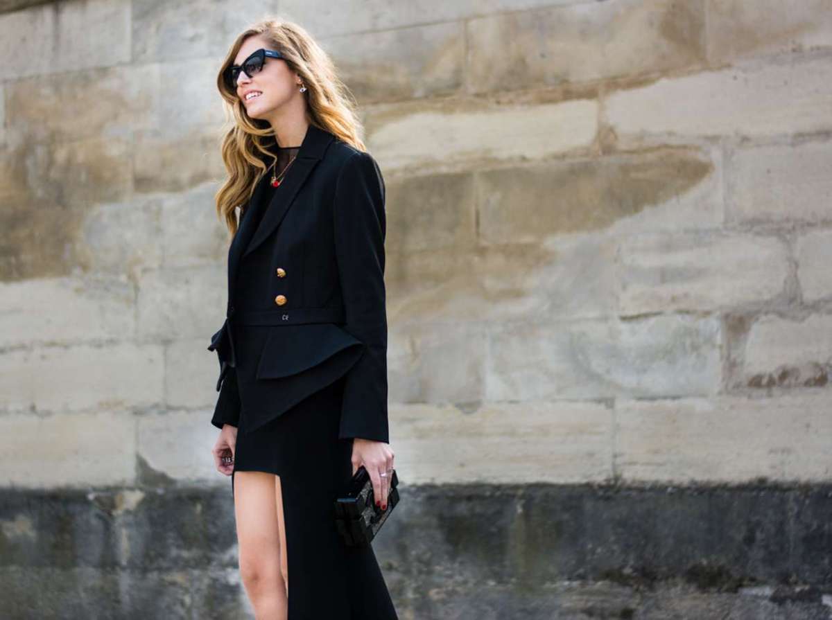 Chiara con maxi cappotto nero