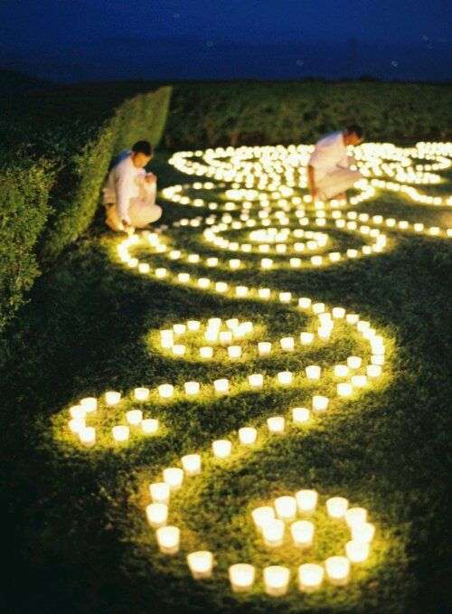 Decorazioni per il prato con candele