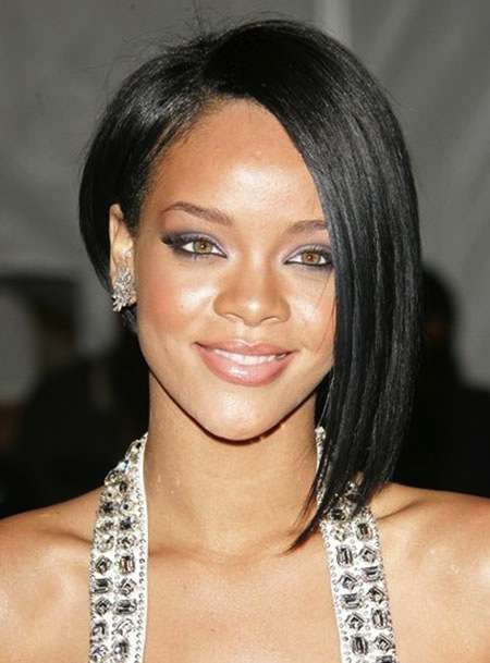 Il caschetto asimmetrico di Rihanna