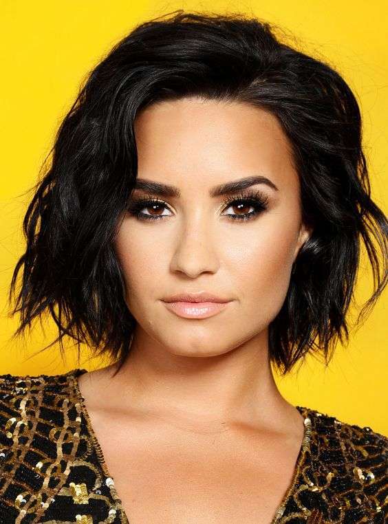 Il caschetto mosso corto di Demi Lovato