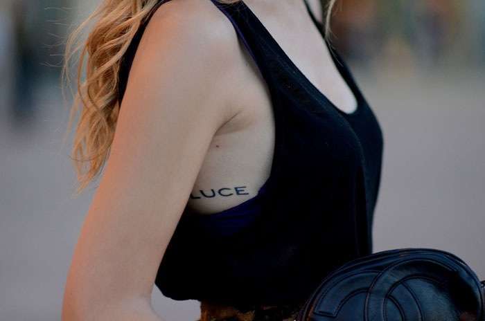Il tatuaggio con parola Luce