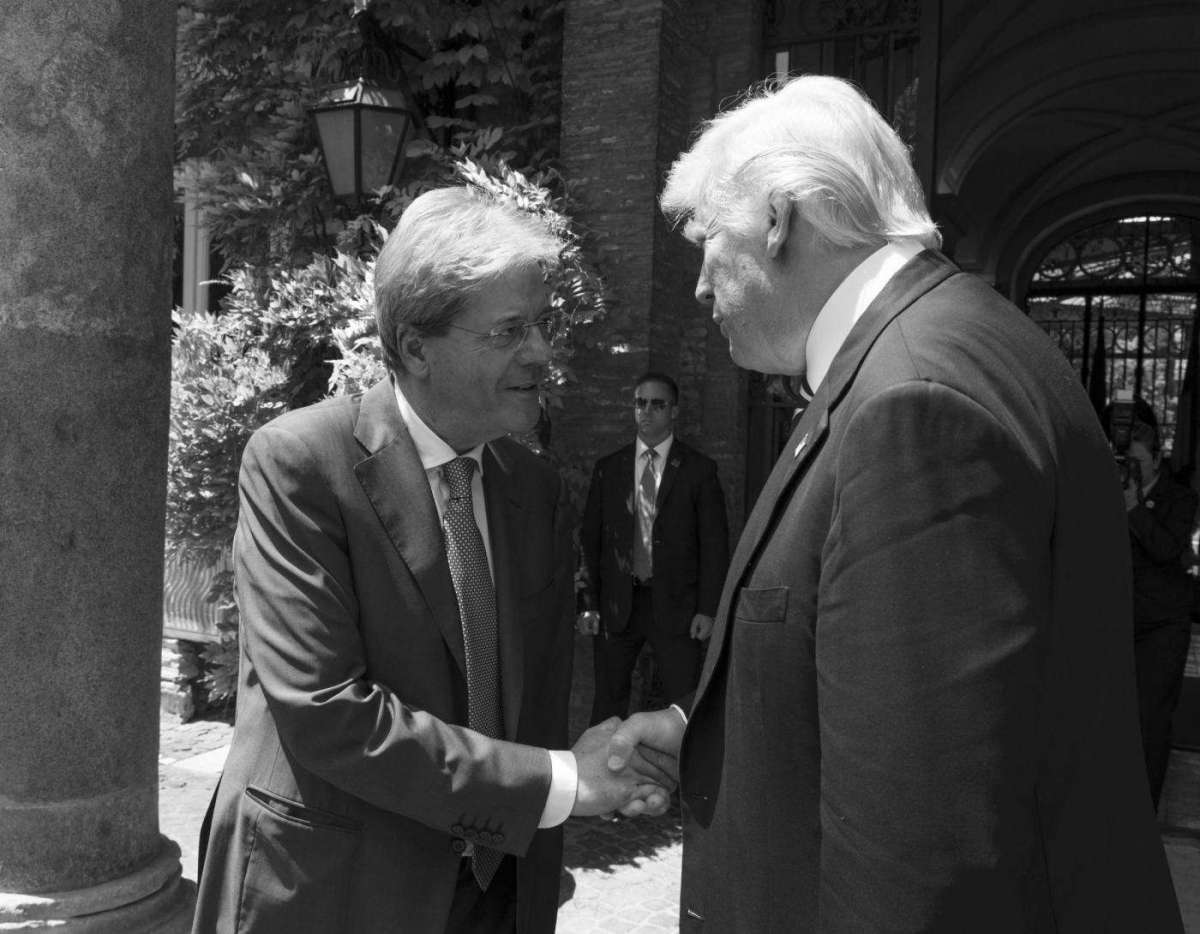 La stretta di mano con il premier Paolo Gentiloni
