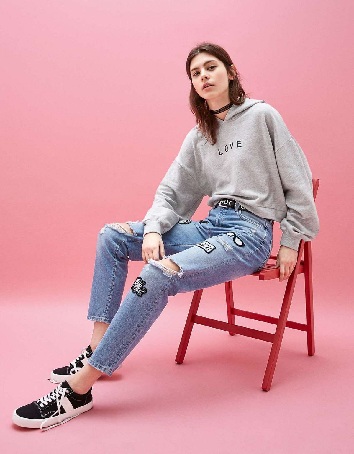 Mom jeans Bershka con patch decorative