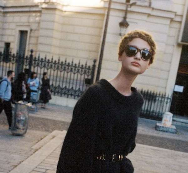 Pixie cut alla maschietta con accenno di frangia