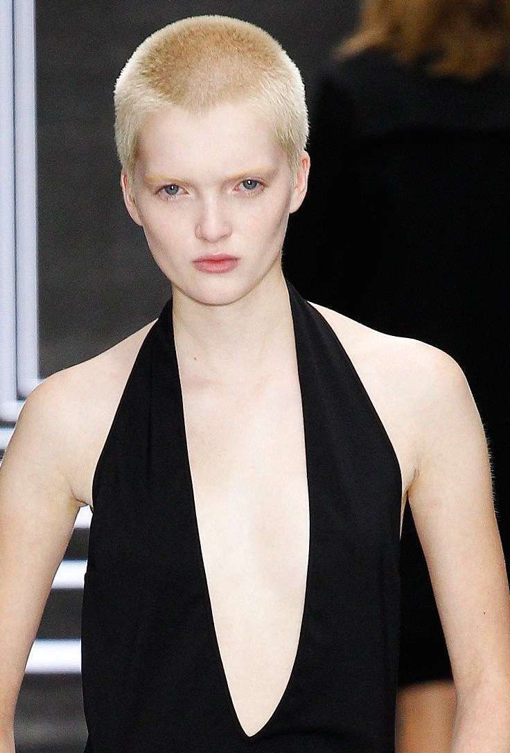 Pixie cut biondo platino