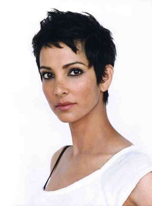 Pixie cut con accenno di frangetta
