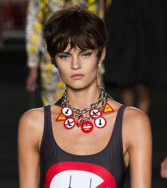 Pixie cut con capelli voluminosi e frangia spettinata