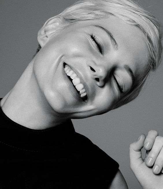 Pixie cut con ciuffo laterale corto
