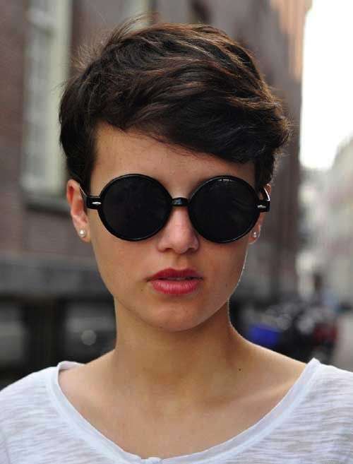 Pixie cut con ciuffo mosso